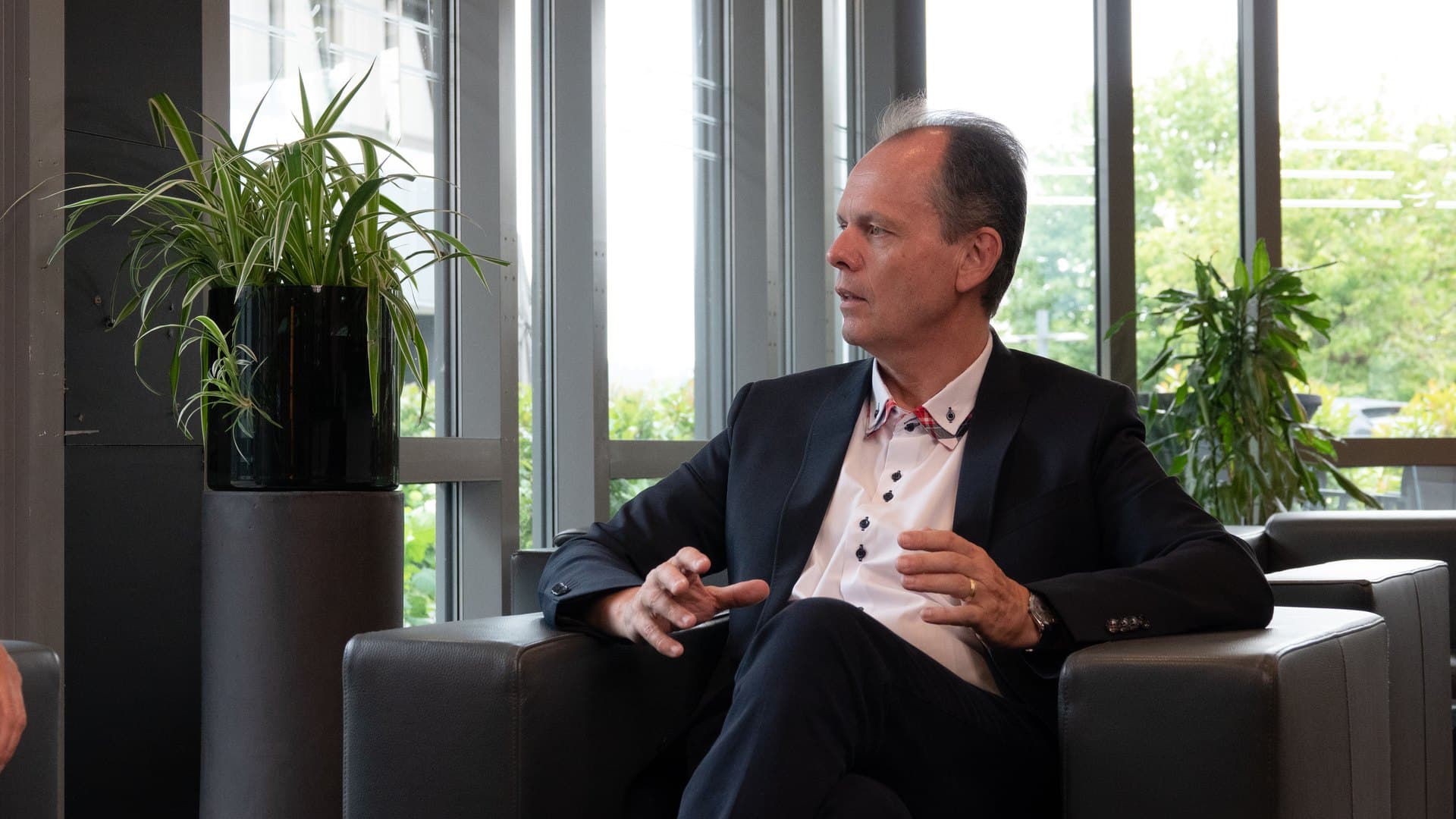 Hermann Ladner in conversation in a lounge
