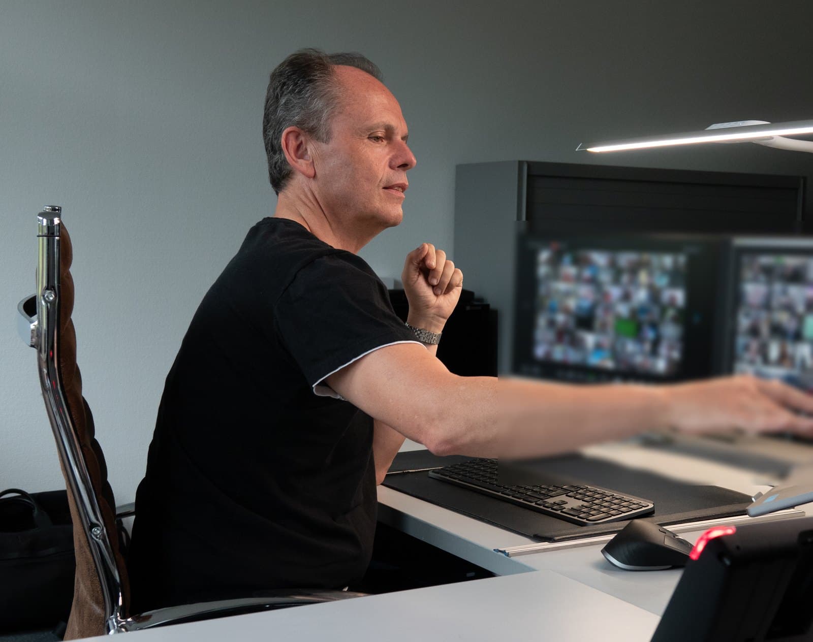Hermann Ladner running a virtual session, the participants in gallery view on two screens